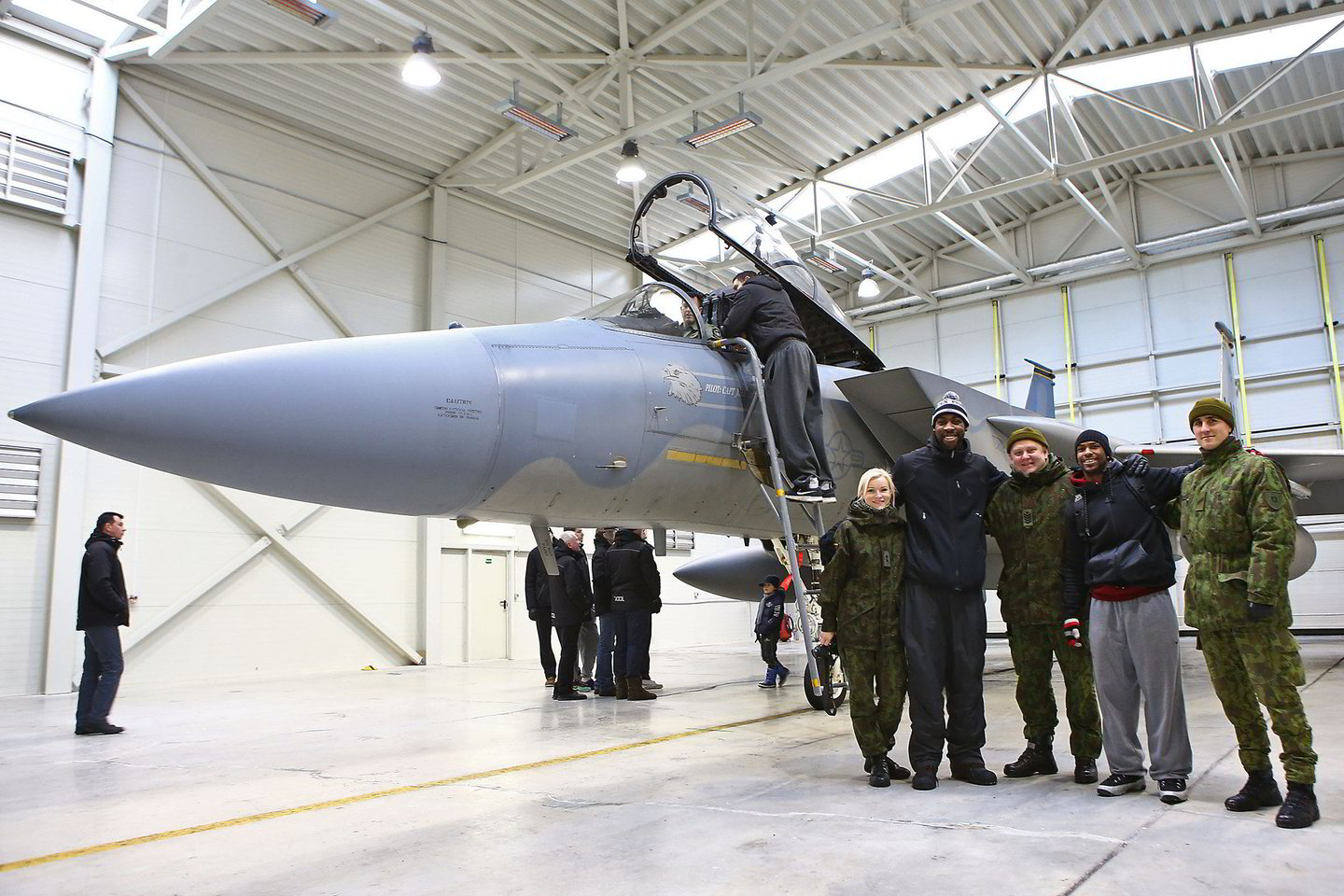 Šiauliečiai smalsiai apžiūrinėjo aviacijos bazę.