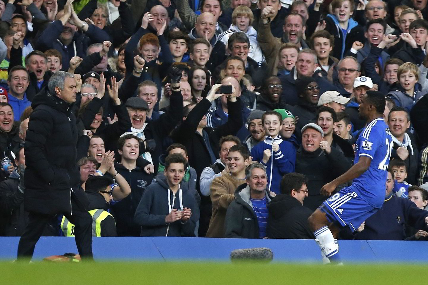 „Chelsea“ treneris J.Mourinho iškovojo 100-ąją pergalę „Premier“ lygoje, kai S.Eto'o į „Manchester United“ vartus įmušė tris įvarčius.