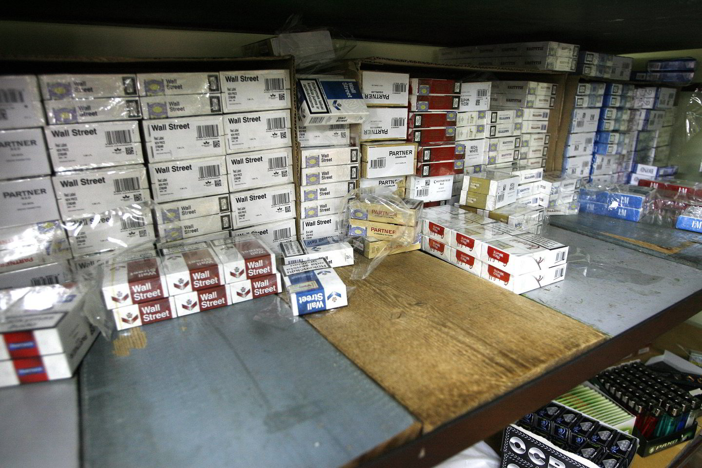 Angare pasieniečiai rado iškrautus daugiau kaip 6 tūkst. pakelių cigarečių.