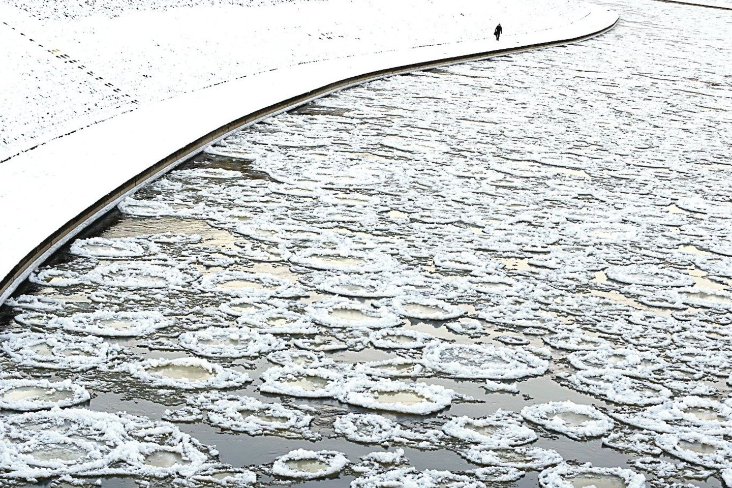 Šalies upėmis jau ėmė plaukti ižas.