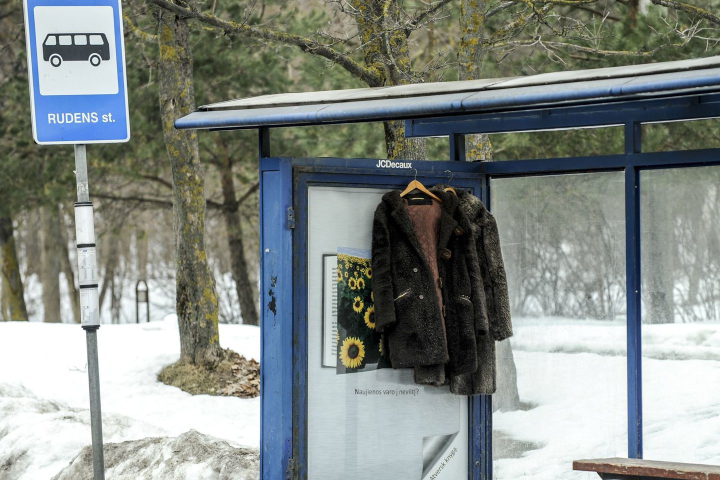 Laukiant neatvažiuojančio autobuso stotelėse praverstų kailiniai.