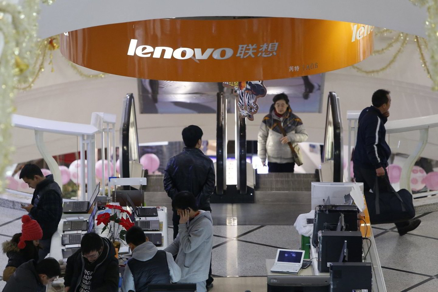 Po sutarties pasirašymo į „Lenovo“ galės pereiti dirbti 7,5 tūkst. IBM darbuotojų.<br>„Reuters“ nuotr.