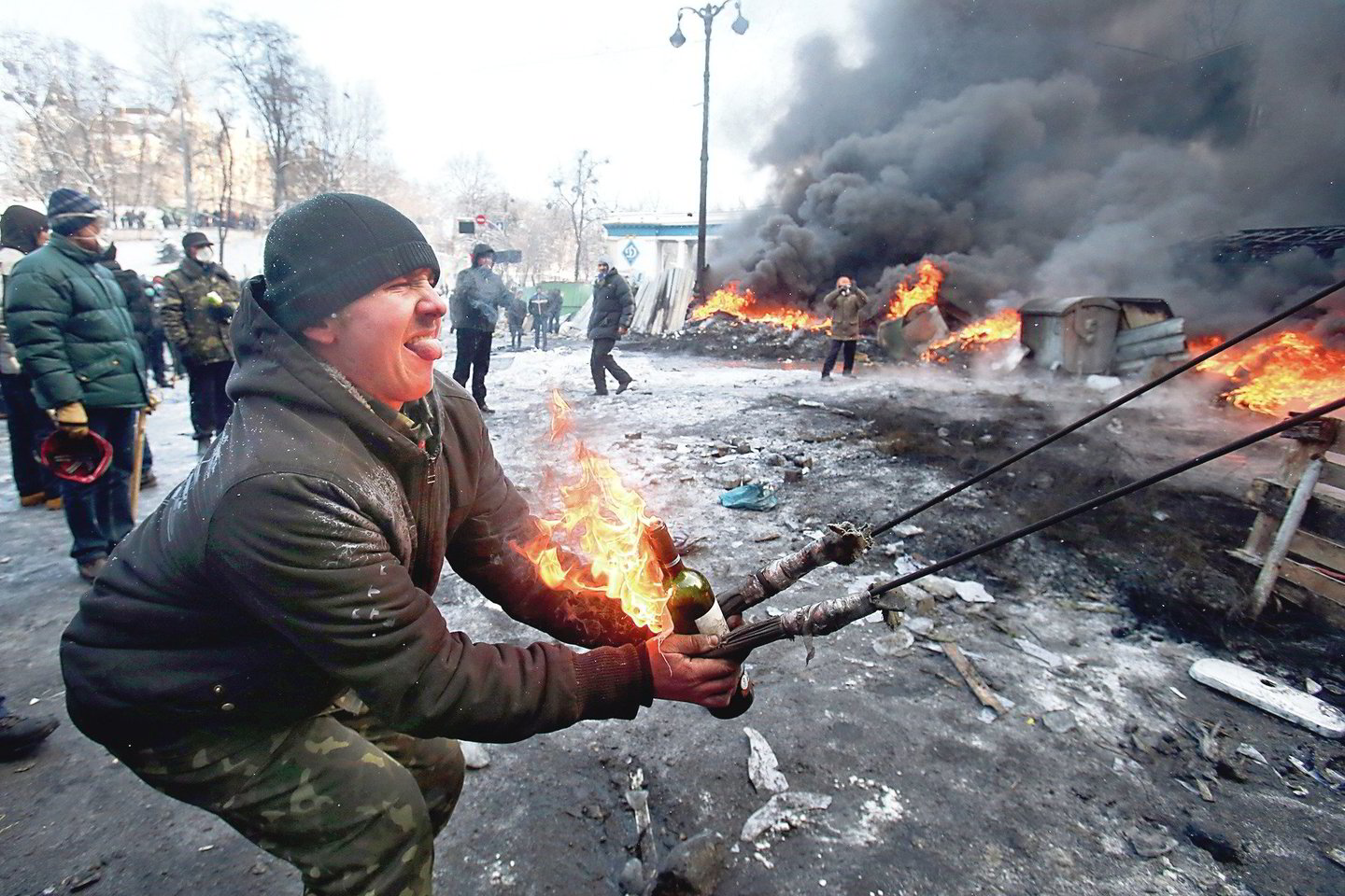 Nors beveik du mėnesius Kijevo centre vyko daugiausia taikūs protestai, per kuriuos meldėsi ir dvasininkai, dalis viltį praradusių aktyvistų jėgą naudojančiai milicijai pastaruoju metu irgi atsako smurtu.