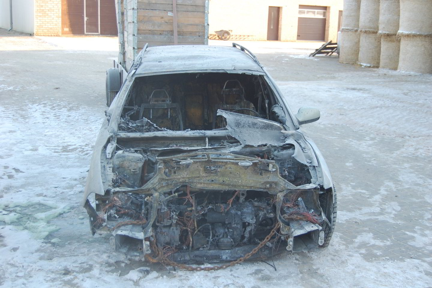 Sodybos kieme užsidegė automobilis „Volvo V70“.