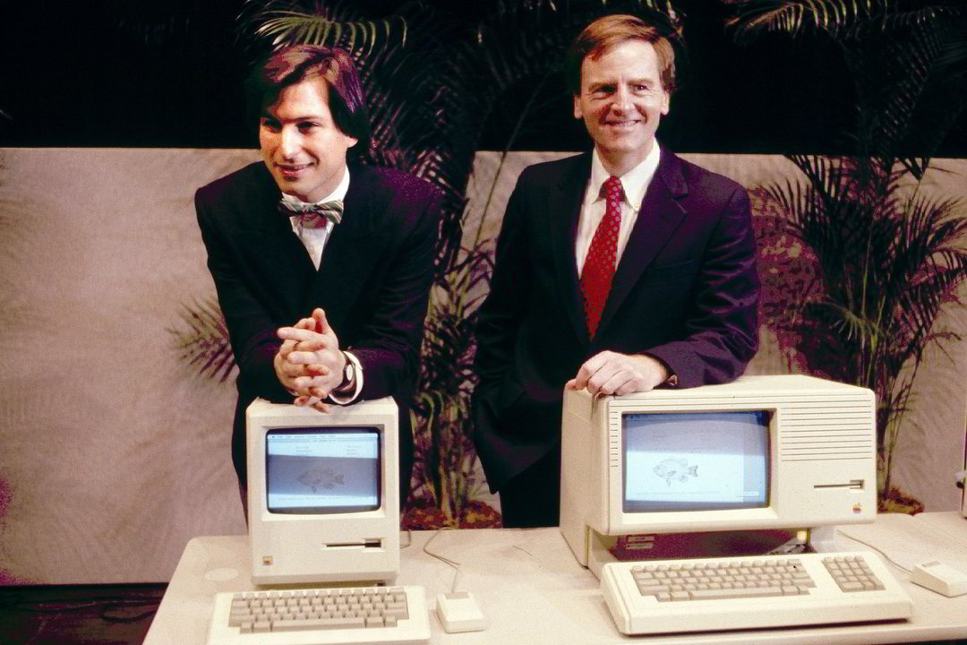 „Apple“ įkūrėjas S.Jobsas (k.) ir buvęs generalinis direktorius Johnas Sculley 1984-aisiais pristato kompiuterį „Macintosh“.<br>AP nuotr.