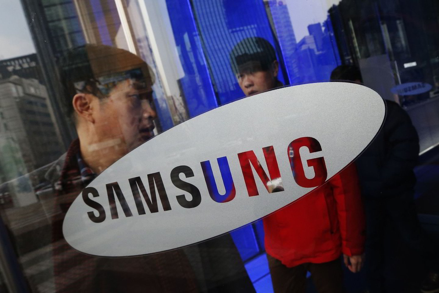 „Samsung“ investuotojus įspėja, kad jai gali būti sunku per pirmąjį šių metų ketvirtį atgaivinti savo produkcijos pardavimų apimtis.