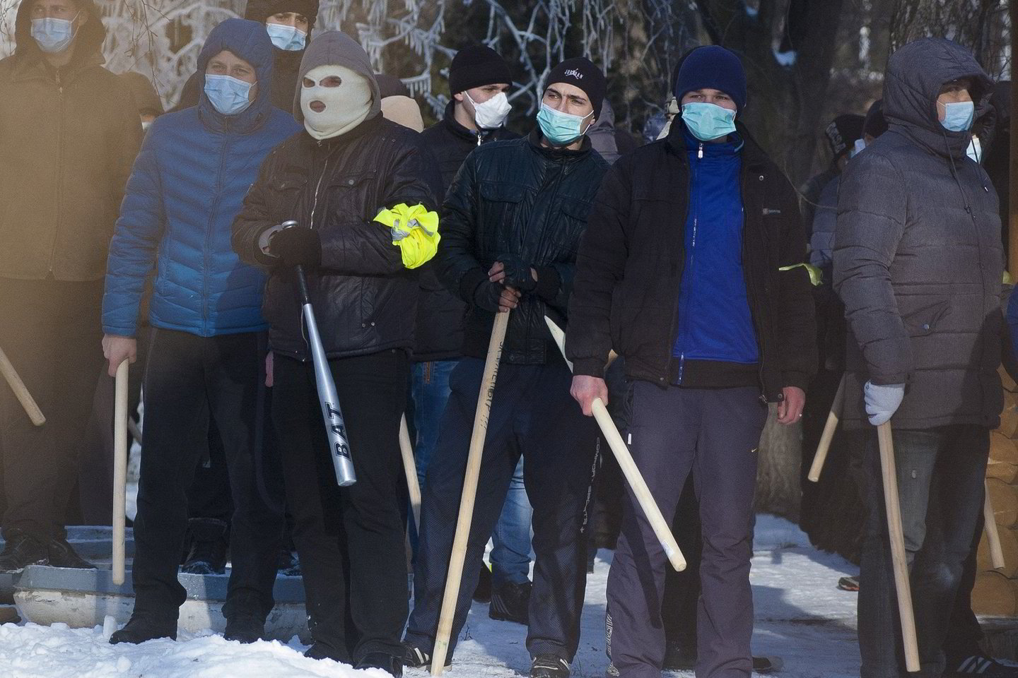 Opozicijos sukilėliai Kijeve saugo barikadas.