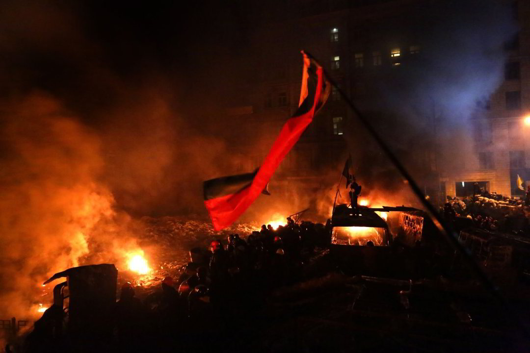 Naktis į sekmadienį Kijeve buvo kiek ramesnė. Nors įtampa didelė, tačiau smurto buvo vengiama iš abiejų pusių.<br>V.Balkūno nuotr.