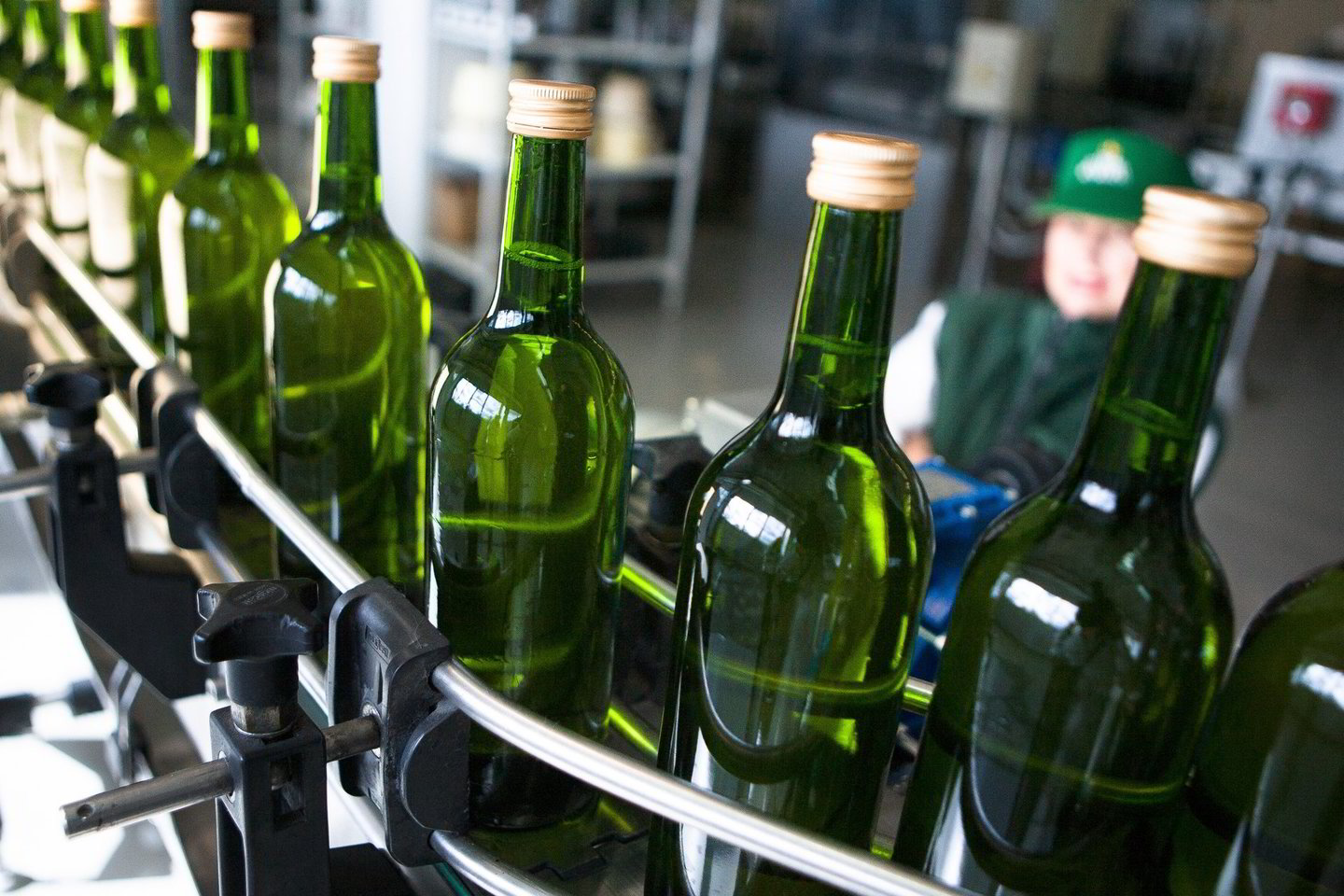 Skaičiuojama, kad nelegalus alkoholis šiandien atima trečdalį rinkos.