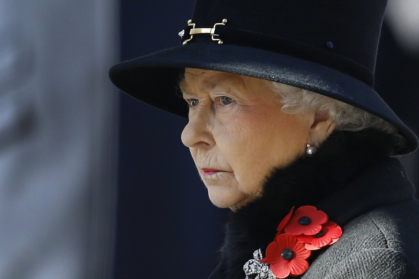 Britų parlamentarai ragina Elizabeth II geriau tvarkyti finansus.