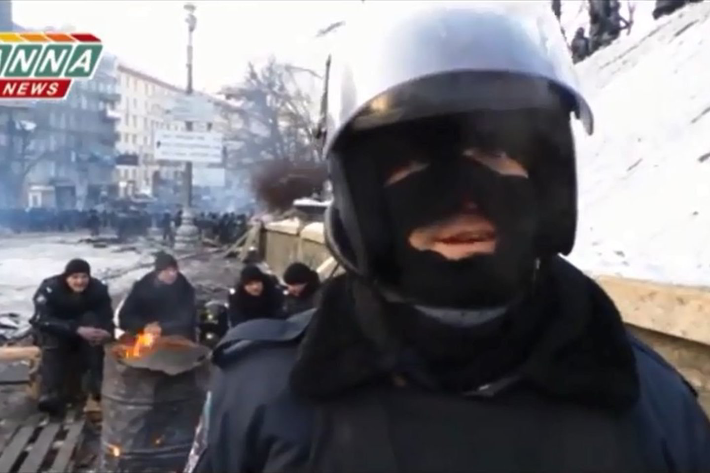Kareivėliai dėkingi už jiems atvežtus šiltus batus.