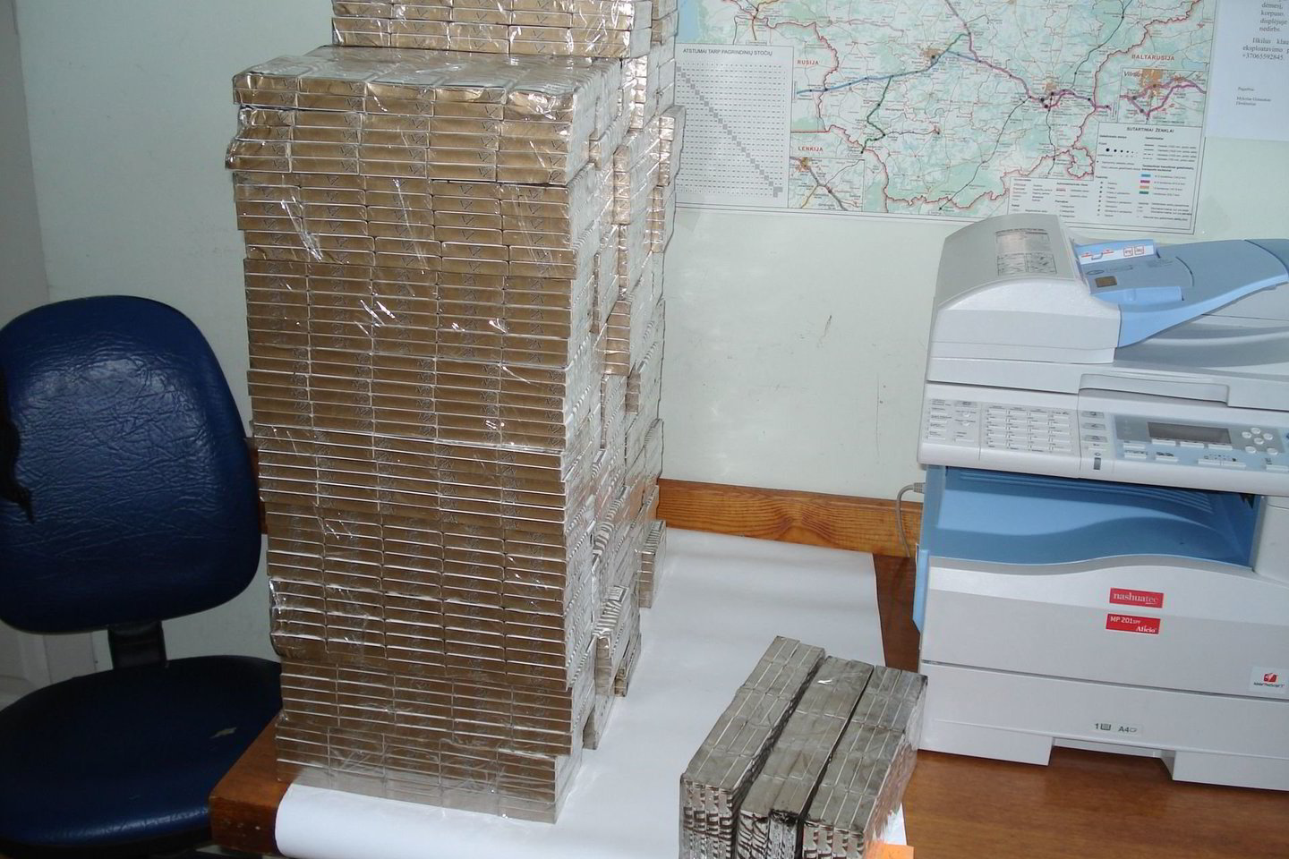Pareigūnai rado tris maišus, kuriuose buvo 1,5 tūkst. pakelių cigarečių.