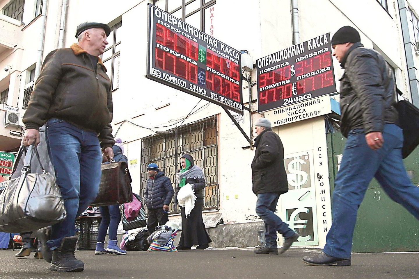 Rusijoje vienas po kito krinta komerciniai bankai, rublio kursas - taip pat.