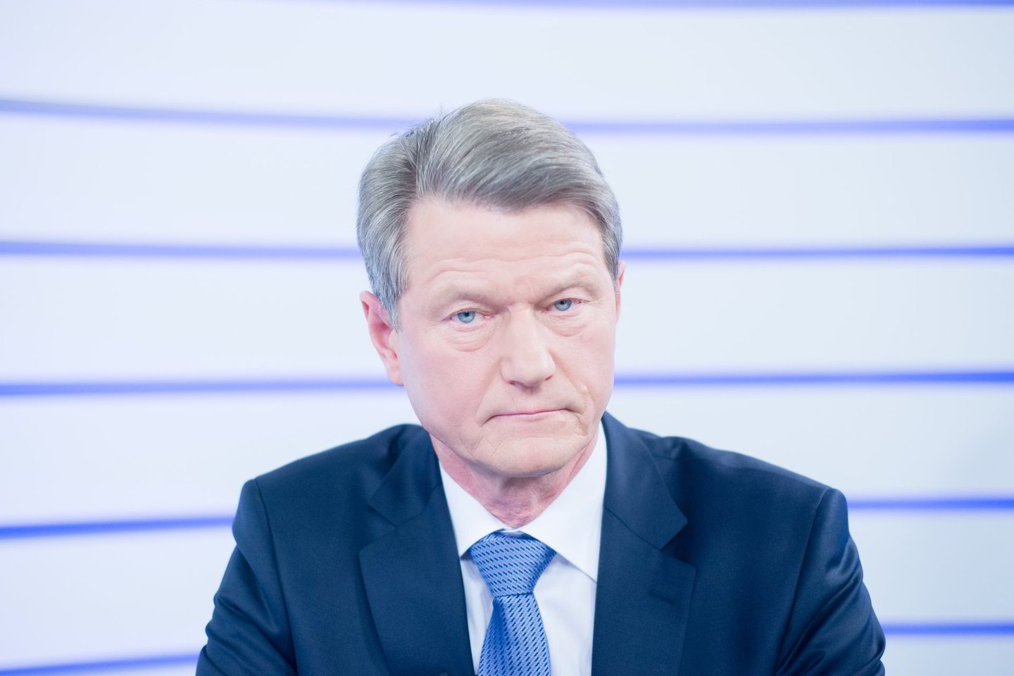 R.Paksas 2004 metų balandį per apkaltos procedūrą buvo pašalintas iš prezidento pareigų.