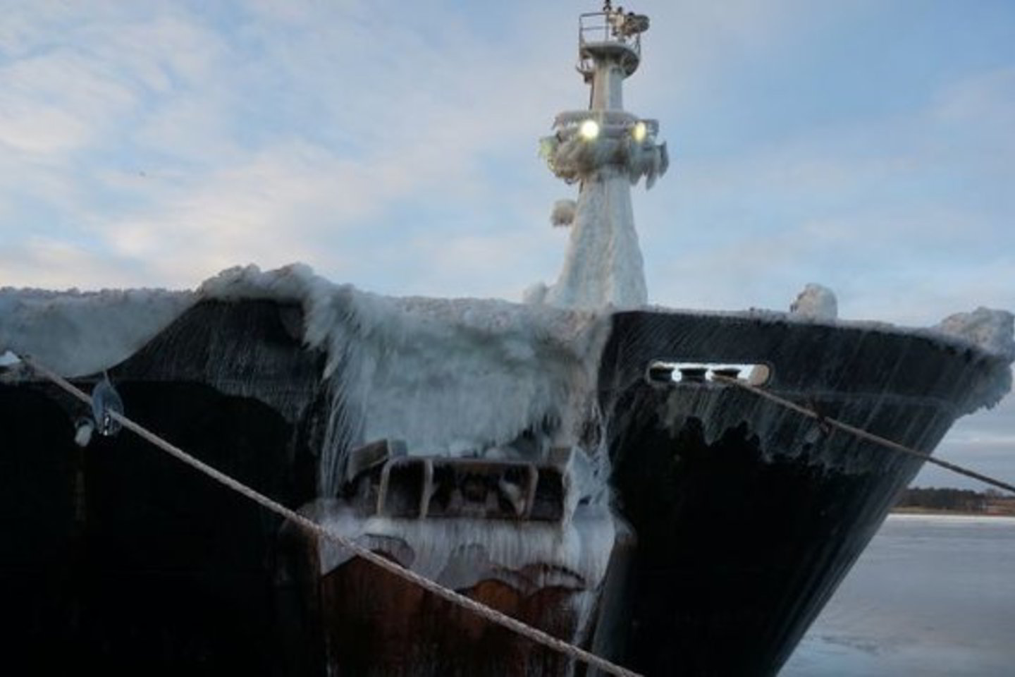 Ledu apsitraukęs laivas primena plaukiojančią skulptūrą.<br>Uosto direkcijos nuotr.