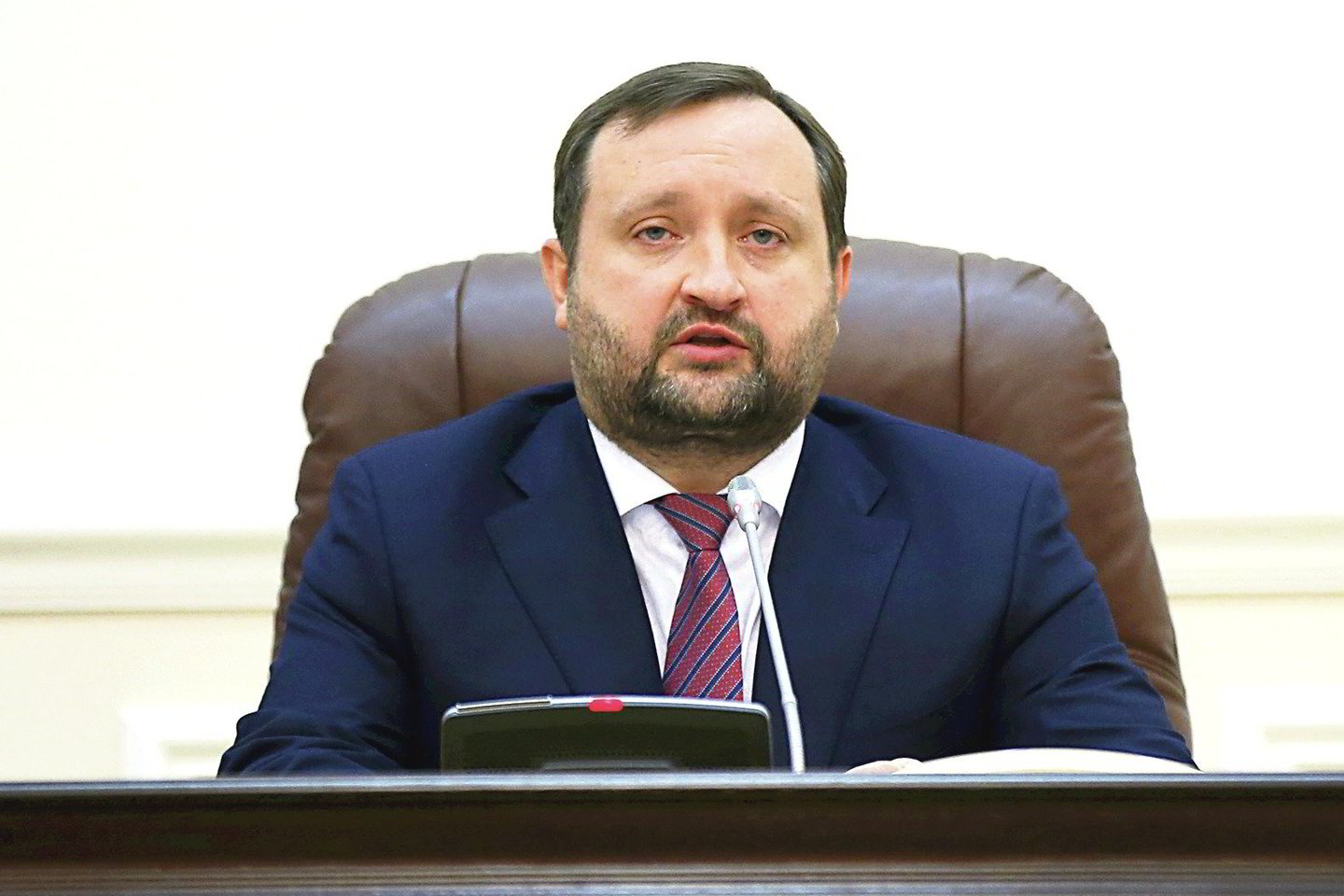 Laikinasis Ukrainos premjeras S.Arbuzovas tikisi greitai sulaukti naujos finansinės injekcijos iš Maskvos, bet V.Putinas vėsina Kijevo įkarštį.