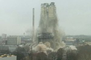 Per kelias sekundes dangoraižis Frankfurte virto nuolaužų krūva