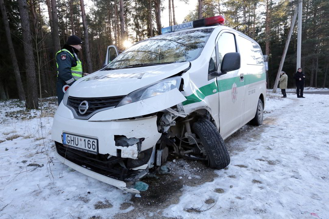 Vilniuje antradienį per avariją sudaužytas policijos automobilis. Medikų pagalbos prireikė dviem policijos pareigūnams.<br>V.Balkūno nuotr.