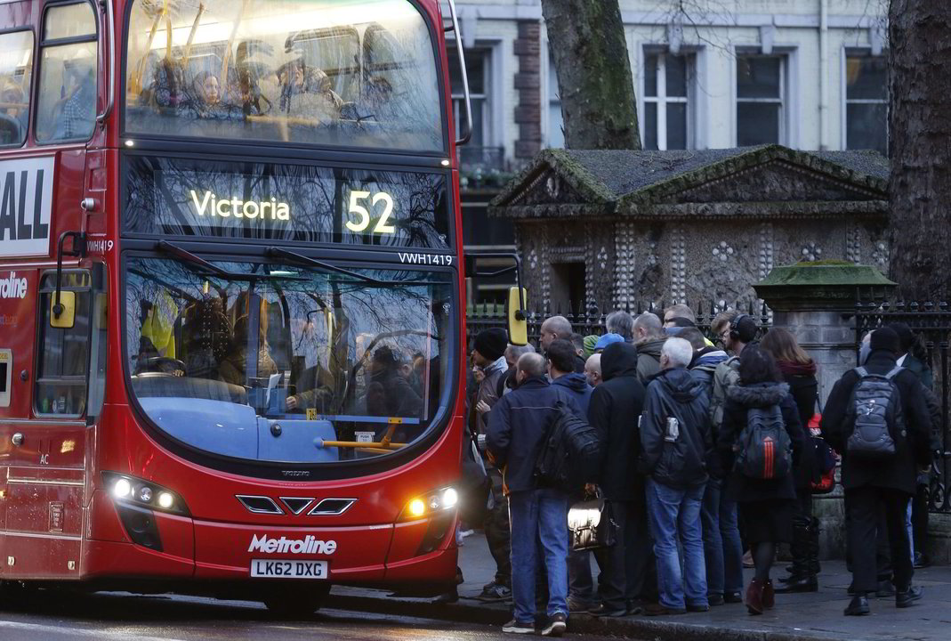 Dėl metro darbuotojų streiko Londono autobusai - sausakimši.<br>AP nuotr.