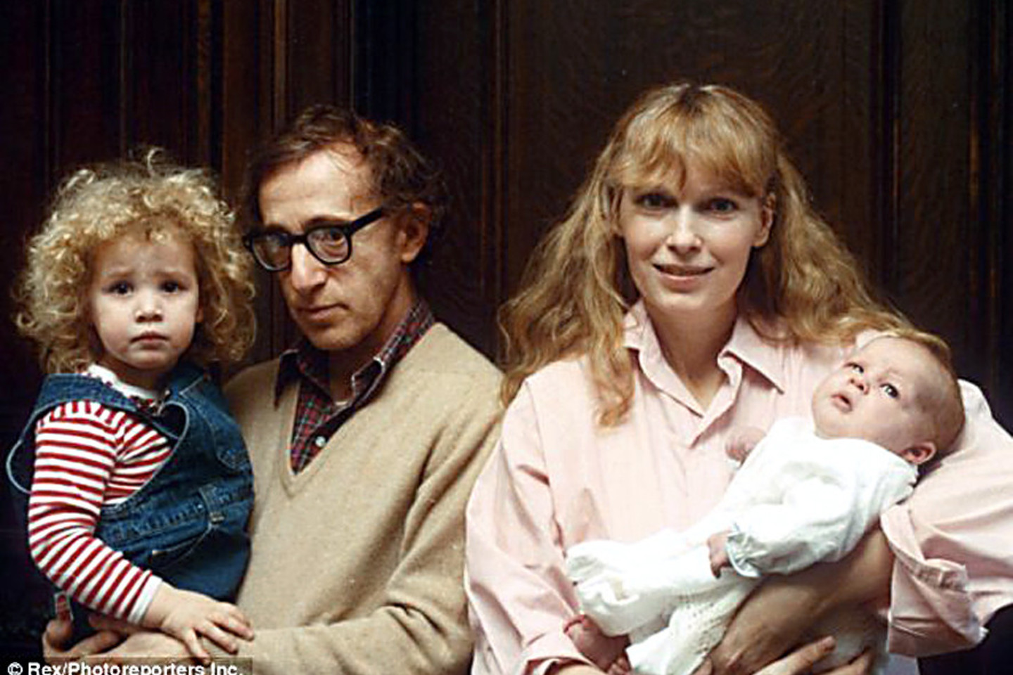 Woody Allenas kaltinamas savo įdukros Dylan (laiko ant rankų) lytiniu prievartavimu prieš 22 metus. Su aktore M.Farrow jis susilaukė sūnaus Ronano - vienintelio biologinio savo vaiko.