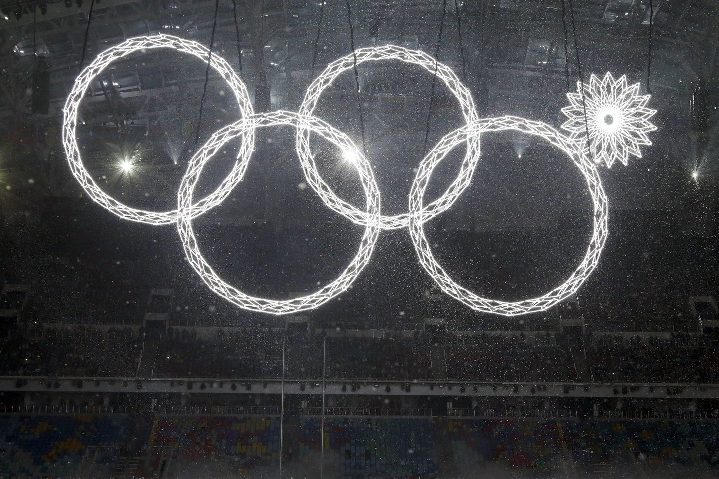 Per atidarymo ceremoniją neišsiskleidė penktasis olimpinis žiedas, tačiau Rusijos valstybinis kanalas pasirūpino, kad ne visi tai pamatytų.<br>AP archyvo nuotr.