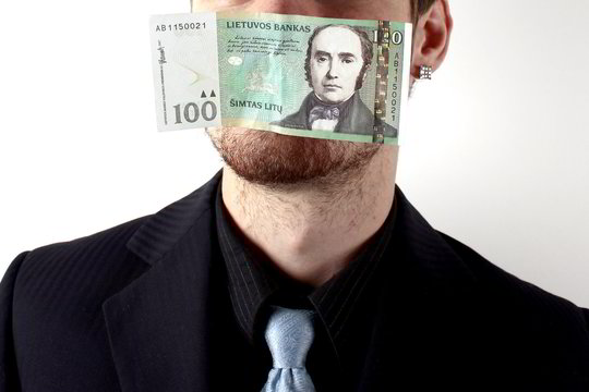 Girti vairuotojai policininkus gundė ir litais, ir kronomis