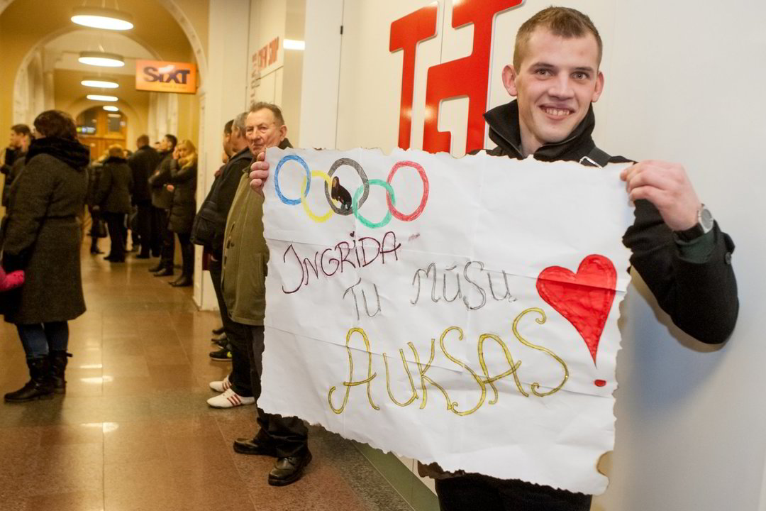 Olimpiečiai šiltai sutikti Vilniaus oro uoste.<br>D.Umbraso nuotr.