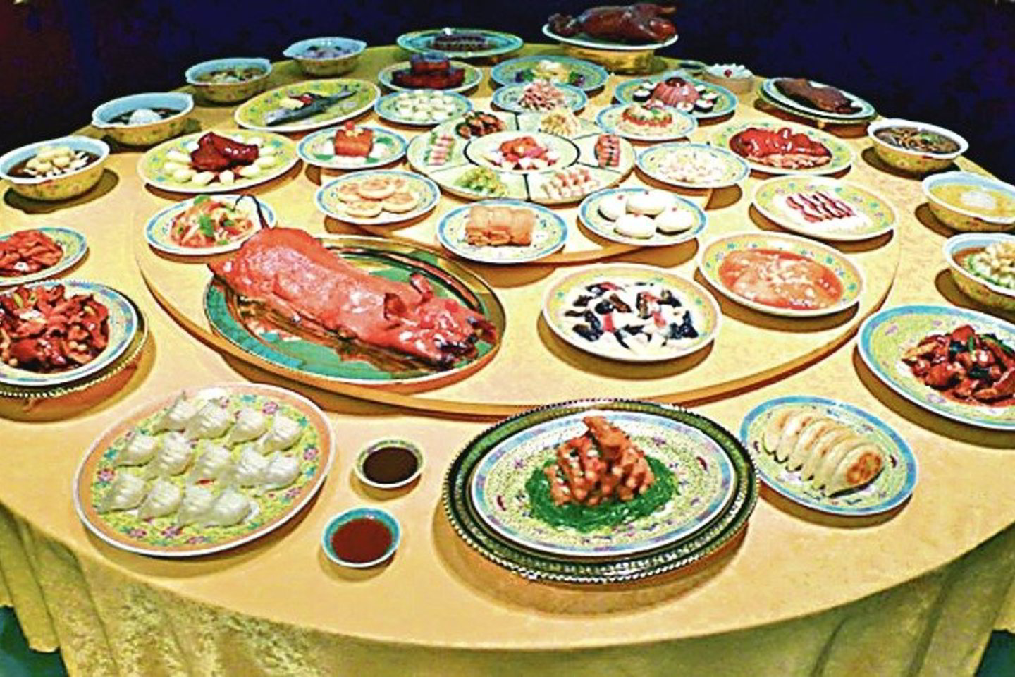 Visi ant stalo patiekti patiekalai – iš plastiko, o susivilioję vaizdu skuba į muziejaus restoraną paragauti tikrų valgių.