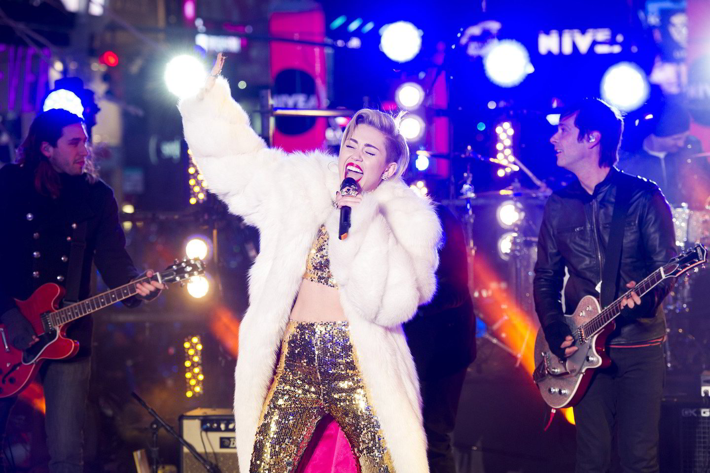 Miley Cyrus pasaulines gastroles vos po dviejų koncertų užplūdo skundų lavina dėl jos darkymosi su seksualine potekste.<br>AP nuotr.