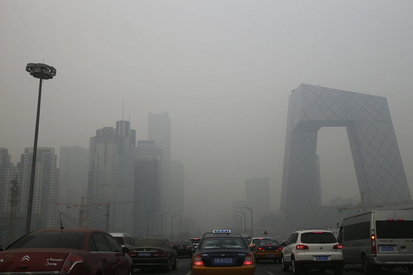 Pekinas dūsta nuo smogo.<br>"Reuters" nuotr.