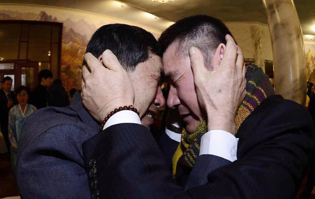 Penktadienis. Park Yang-gonas iš Pietų Korėjos verkia susitikęs su broliu Park Yang-Soo, kuris gyvena Šiaurės Korėjoje. Abi šalys organizavo išskirtų šeimų susitikimą.<br>AP nuotr.