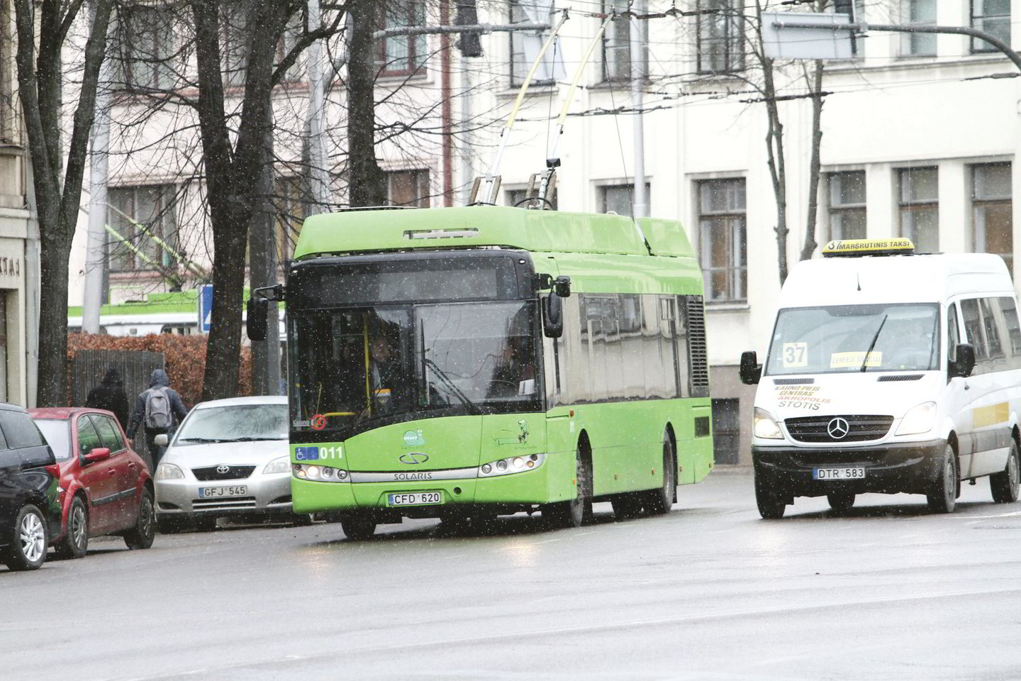 Važiuoti viešuoju transportu nuo šiandien kai kam kainuos brangiau.