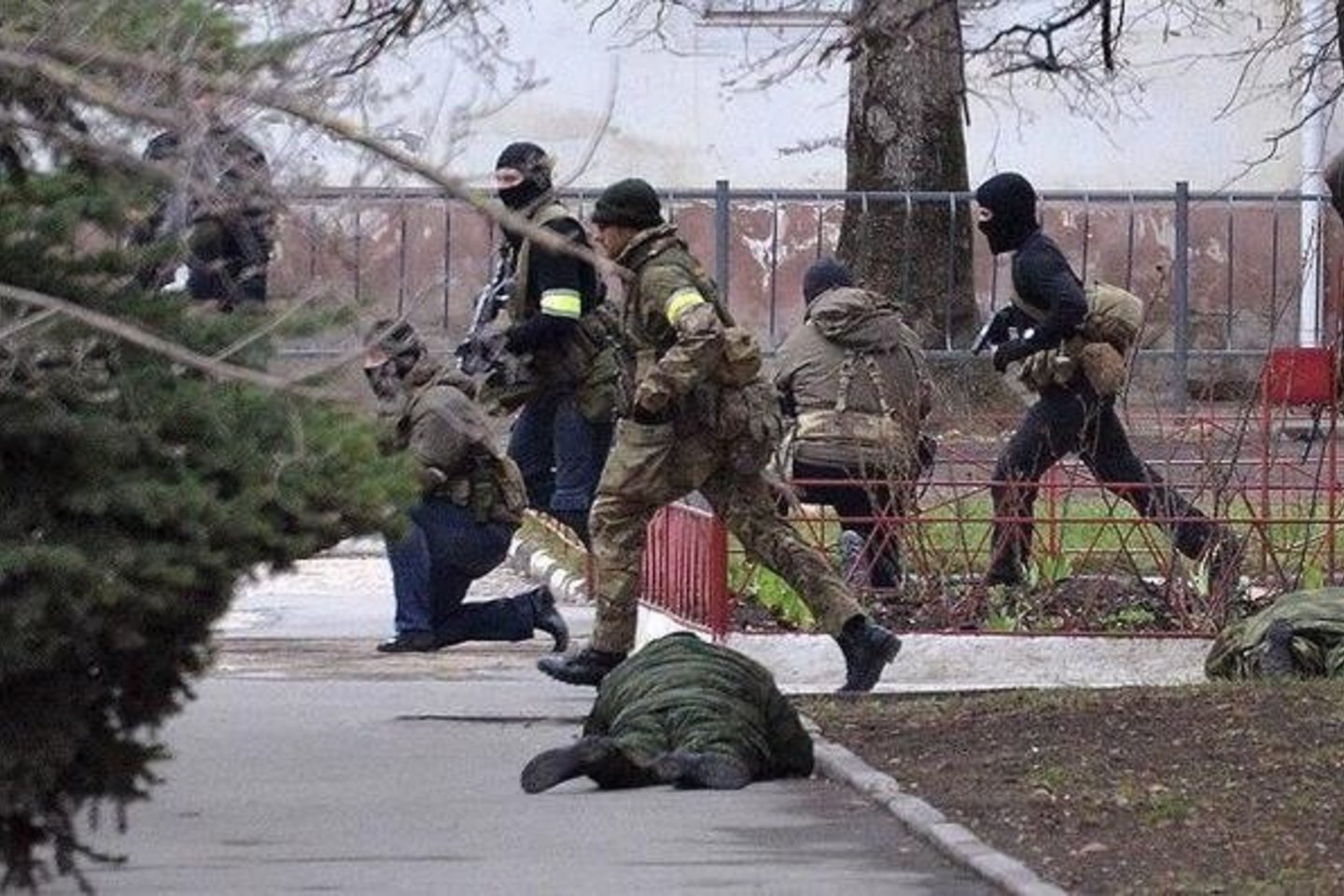 Kremliui palanki Rusijos žiniasklaida skelbia, kad Kryme prasidėjo susišaudymai.