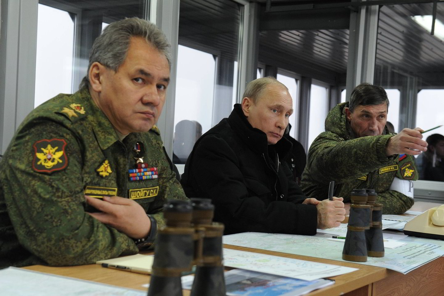 Į Kirilovsko poligoną V.Putinas atvyko sraigtasparniu, lydimas šalies gynybos ministro Sergejaus Šoigu (pirmas iš kairės).