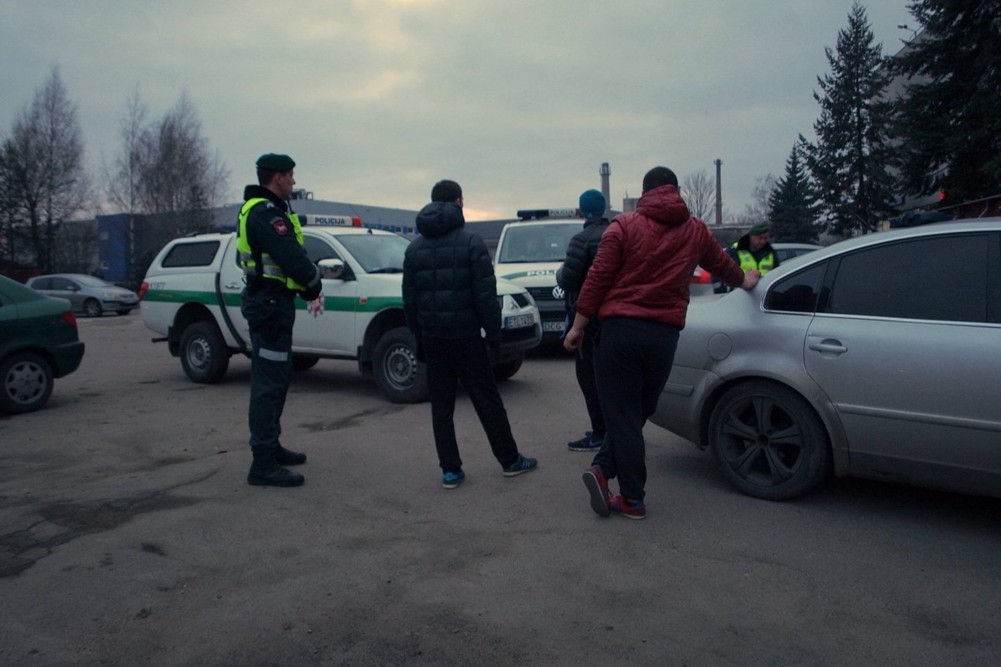 Aleksote po eglėmis rasti pistoletai, policija tikrino automobilius.