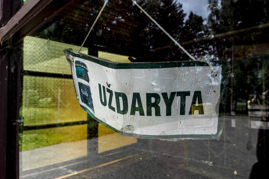 Nepakeliamos skolos verčia žmones atversti bankroto bylą