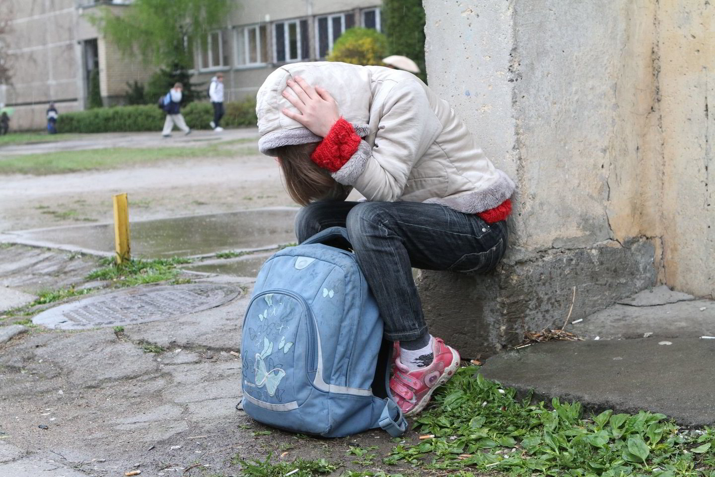 Į nuskriaustą mergaitę žiūrėjo aplinkiniai žmonės, bet nieko nedarė.