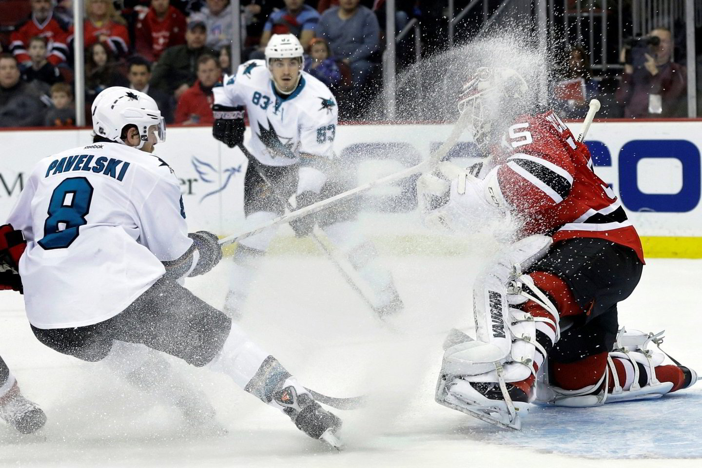„Devils“ – „Sharks“ mačo akimirka.