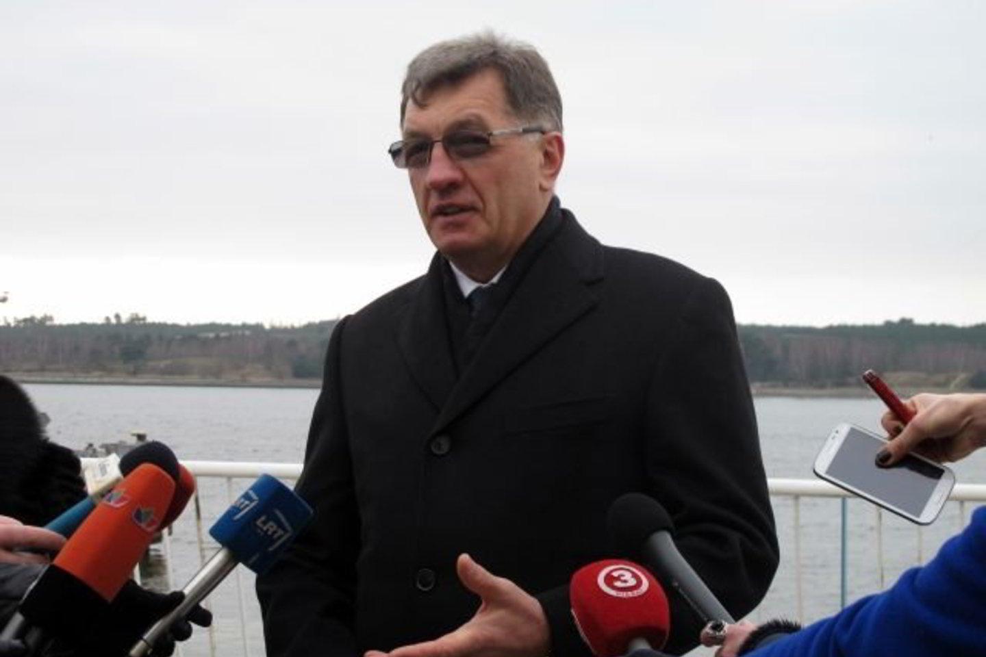 Dujų terminalo statybos vietą apžiūrėjęs premjeras A.Butkevičius priekaištų rangovams neturėjo.<br>E.Petkutės nuotr.
