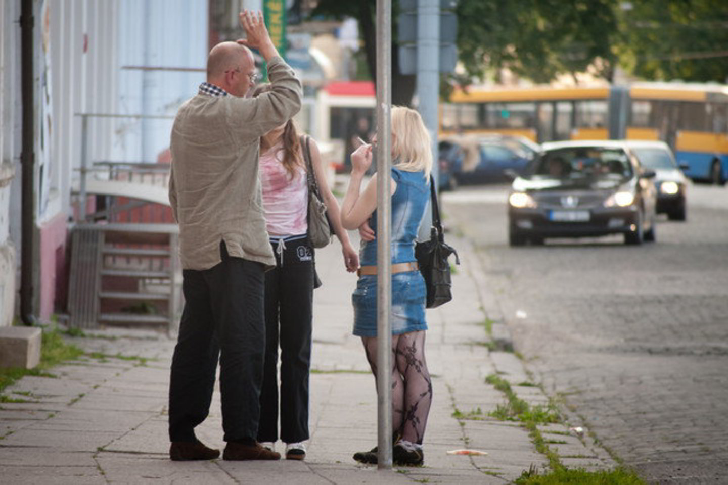 Žmonių prekybos byloje įtariami kauniečiai dar mažiausiai 3 mėnesius bus suimti.