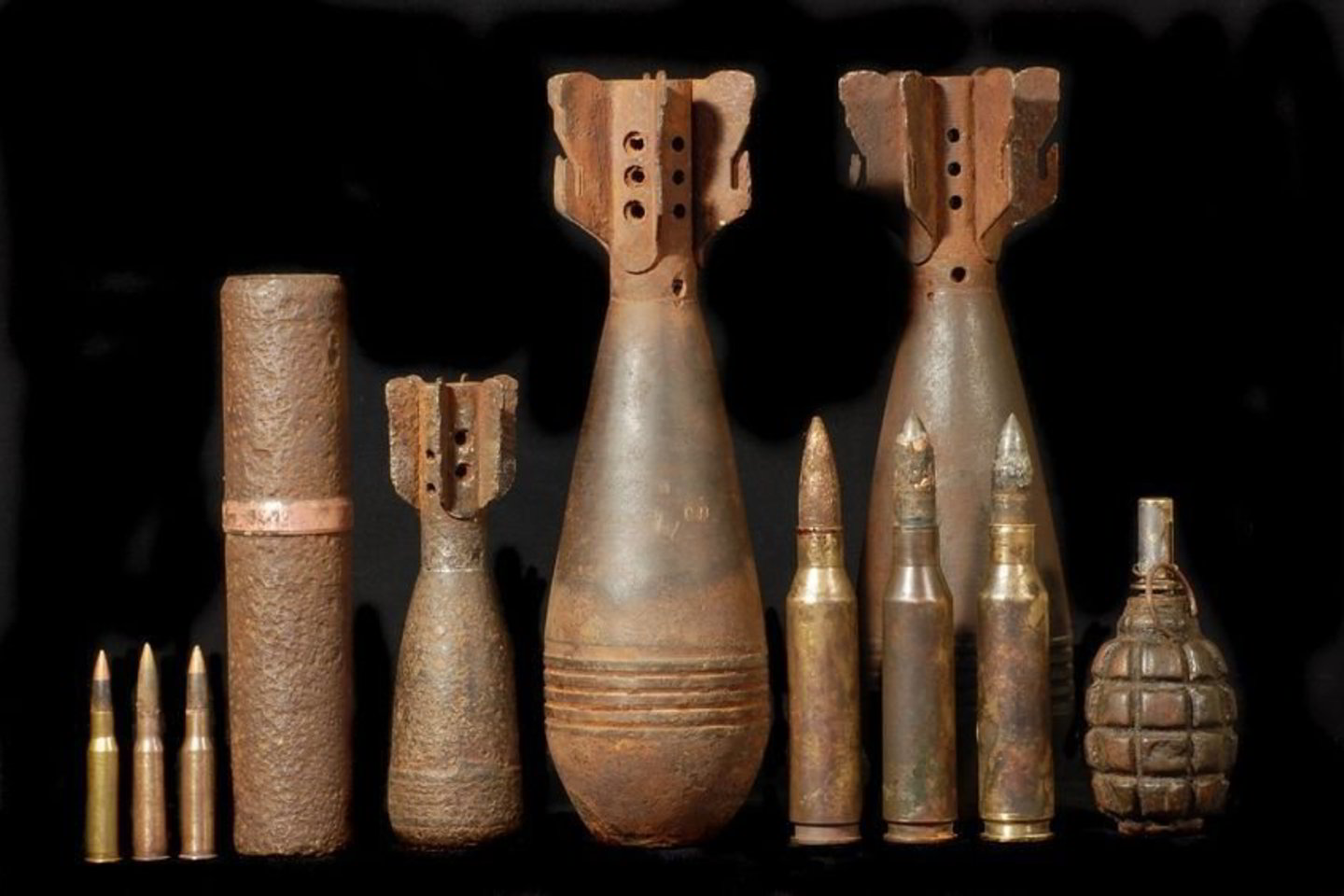 Gelbėtojų nuomone, bombą prie šiukšlių konteinerio padėjo juodieji archeologai, ieškantys Dnepro pakrantėse iš karo laikų išlikusių ginklų.