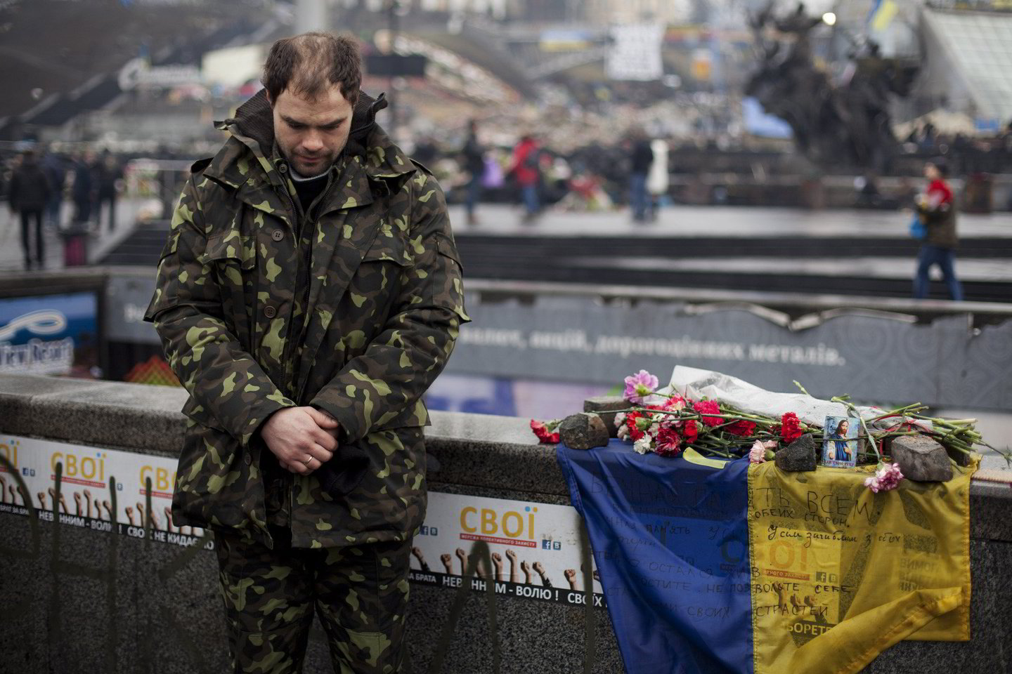 Ukrainos gynybos savanoris gedi per kito savanorio laidotuves. Andrėjus Pozniakas (25 m.) buvo nušautas neišaiškinto snaiperio netoli Kijevo Nepriklausomybės aikštės. Kovo 6-oji.