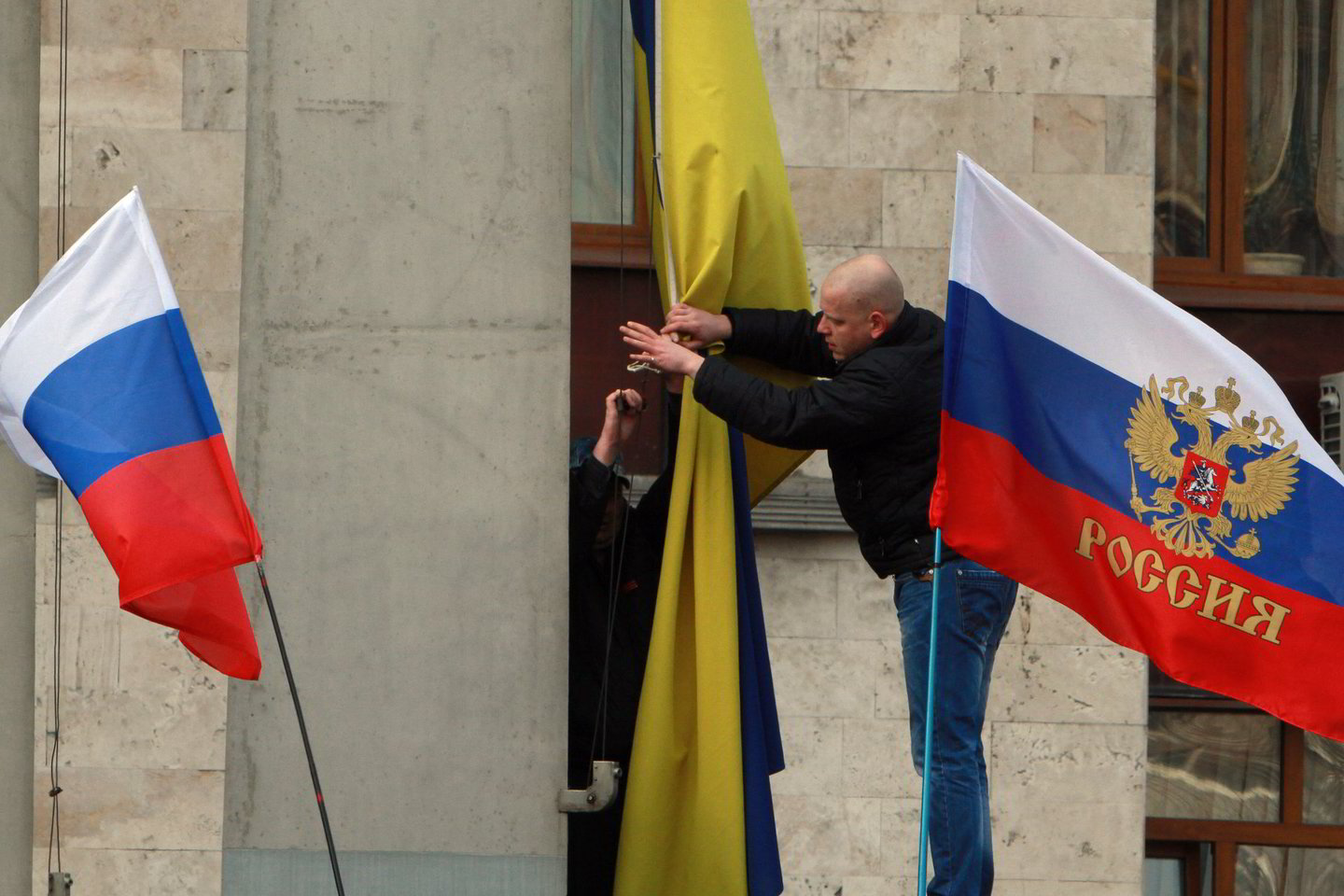 Prorusiški protestuotojai vėl iškėlė rusiškas vėliavas.