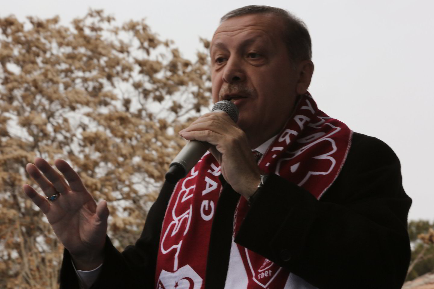 Turkijos premjeras R.T.Erdoganas savo politinius priešininkus siekia užtildyti cenzūra.