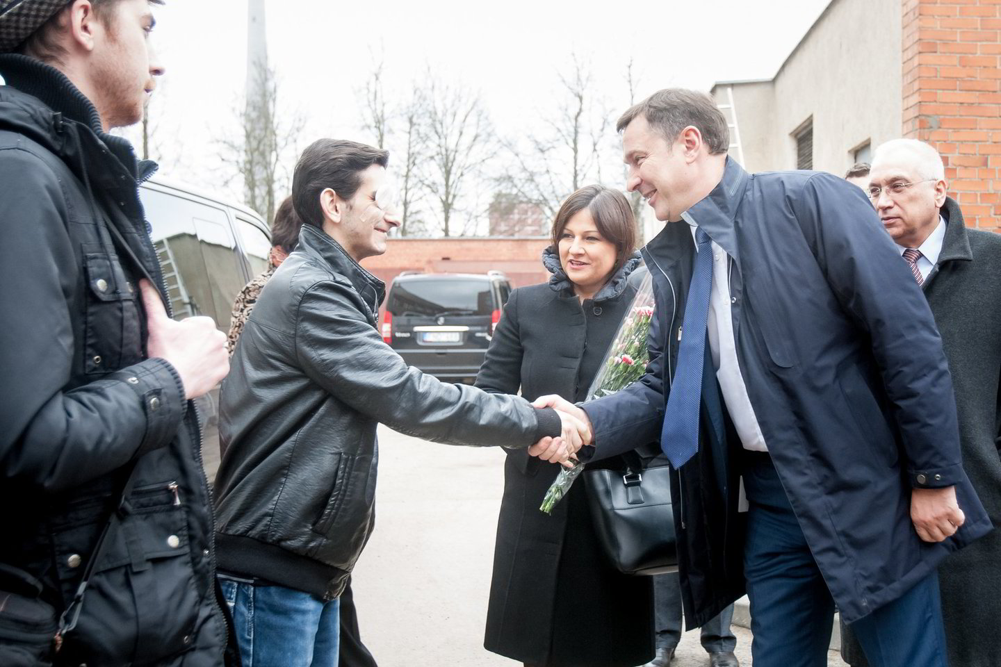 A.Zuokas su žmona Agne Ukrainai padovanojo mobiliąją kliniką.