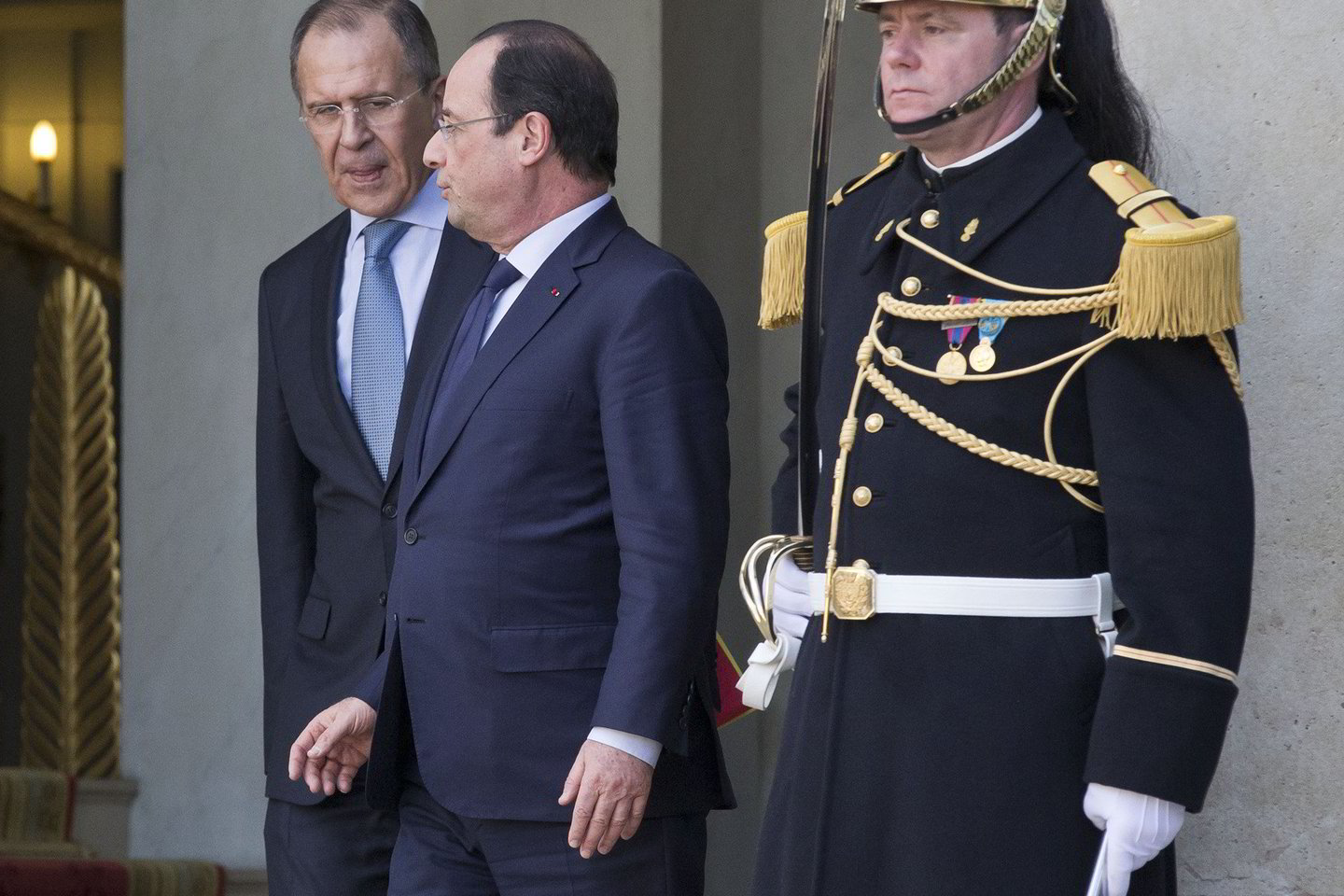 Prancūzijos prezidentas F.Hollande'as (centre) kalbasi su Rusijos užsienio reikalų ministru Sergejumi Lavrovu (kairėje).