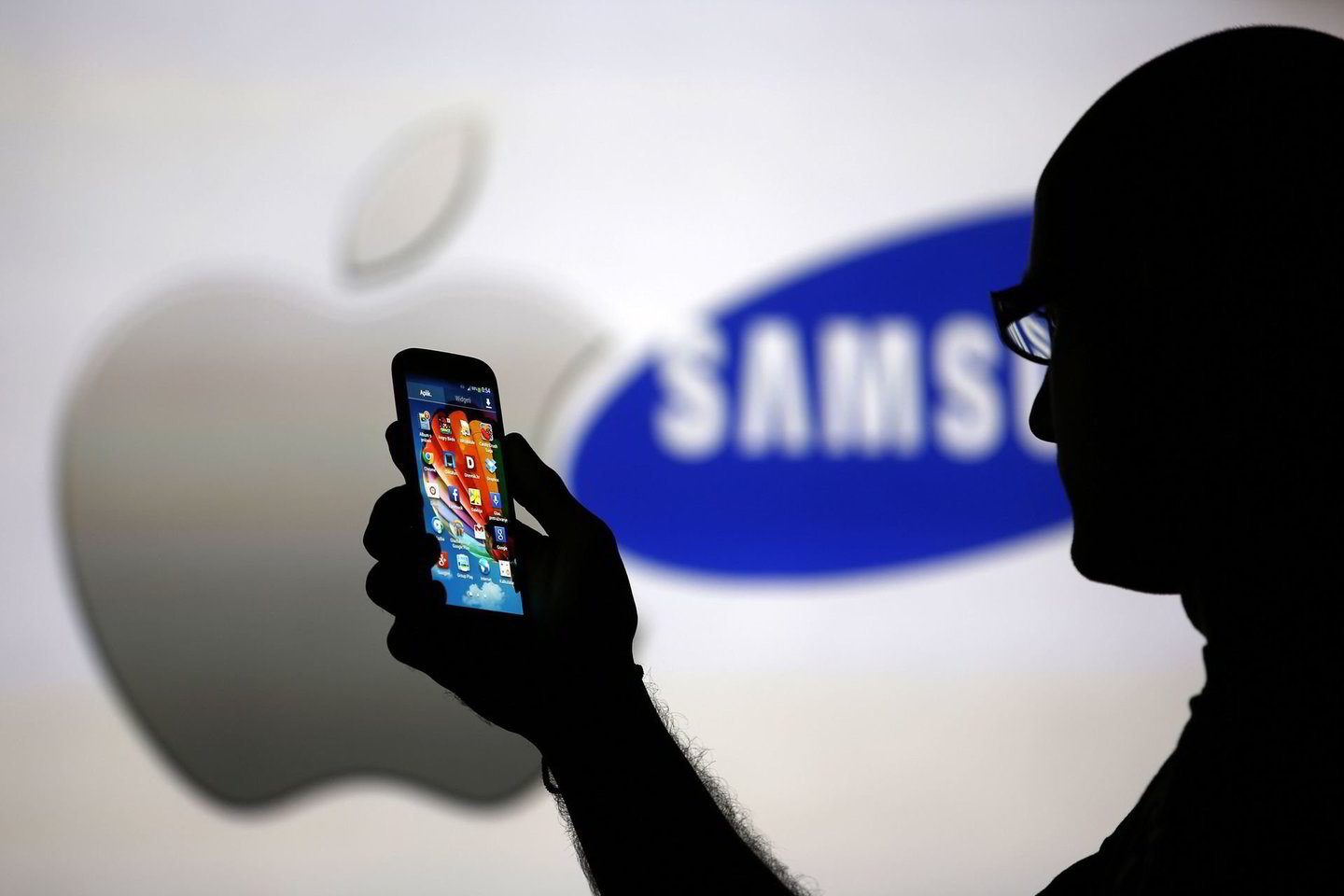 Teisme „Apple“ išsikovojo 900 mln. JAV dolerių kompensaciją, tačiau uždrausti „Samsung“ produkcijos pardavimų jai nepavyko.
