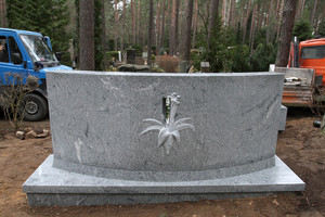 Ant I.Matijošaitienės kapo - balto granito paminklas