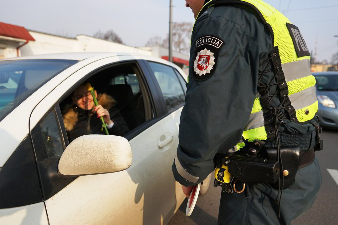 Kauno kelių policijos pareigūnai moterims įteikė gėlių.<br>A.Nareikos nuotr.