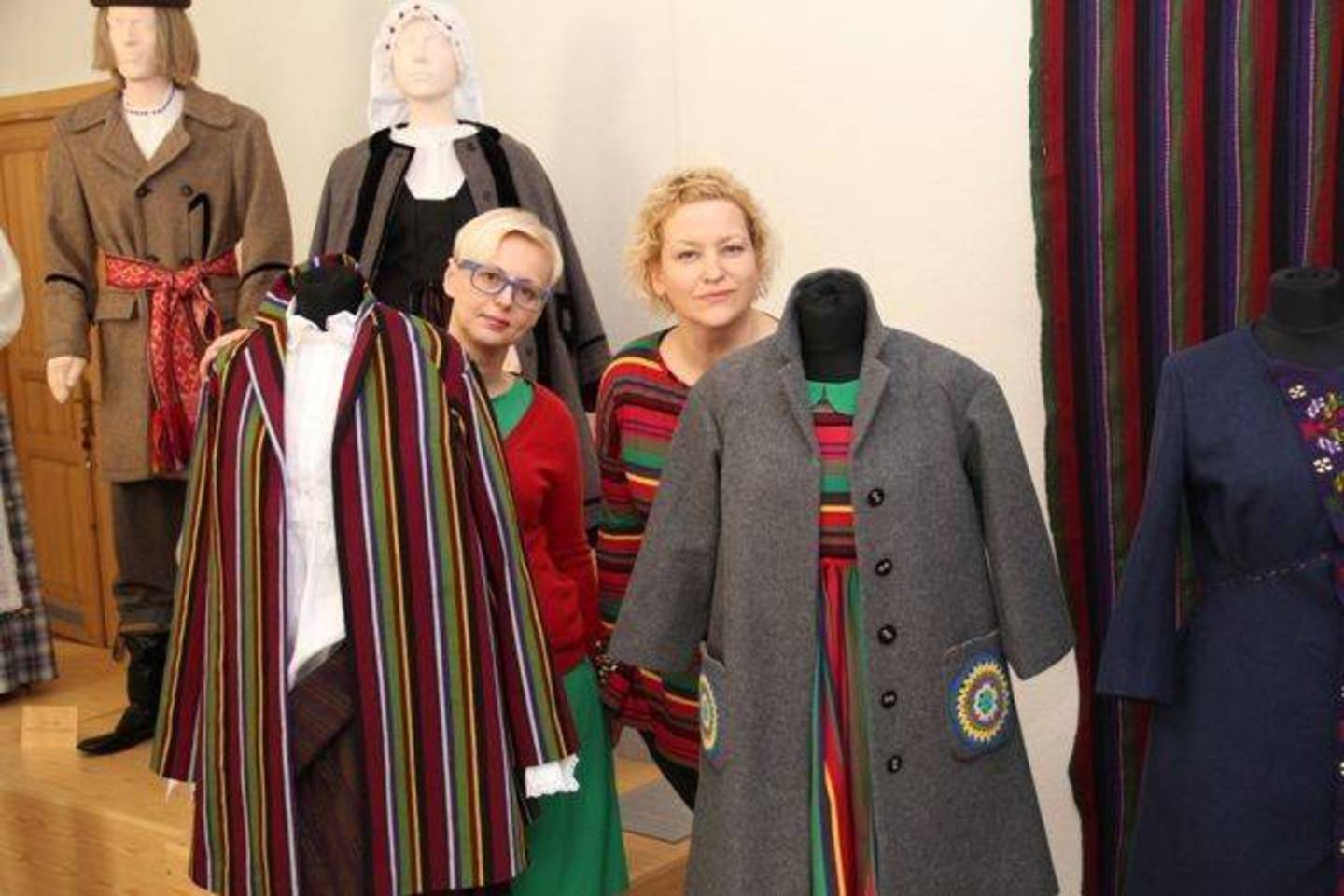 Dizainerės J.Rimkutė ir I. Ševiakovaitė jau sukūrė pirmąjį šiuolaikinių tautinių drabužių kolekcijos modelį.<br>R.Žuko nuotr.